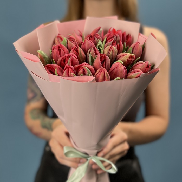 25 красных пионовидных тюльпанов Ред Принц